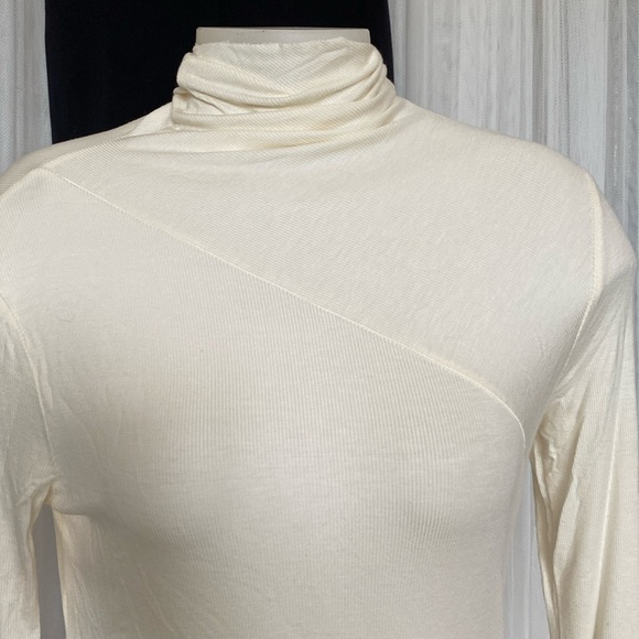 AG Adriano Goldschmied base layer turtleneck, diagonal seem across front Small - Picture 3 of 9